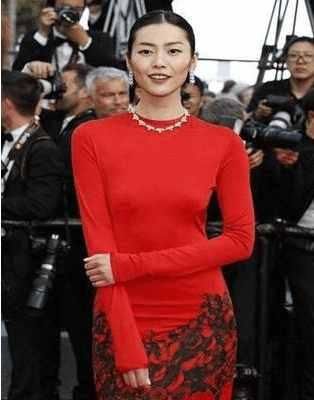 大表姐刘雯最新美照曝光，细腰美腿，网友:赶紧保存到硬盘里