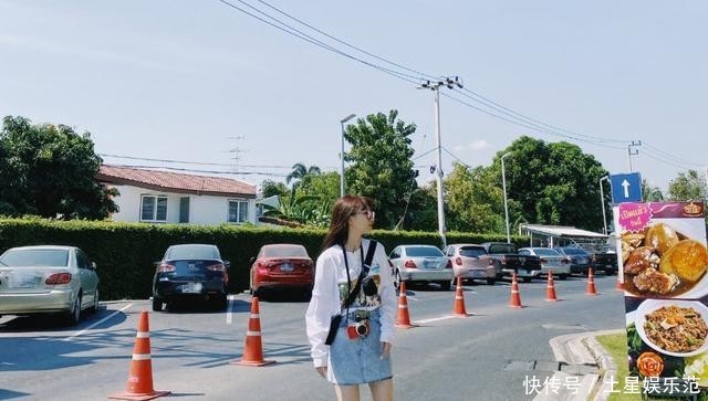 『少女』她是火箭少女的“小彩虹”,穿棒球服搭白T阔腿裤,腿长优越