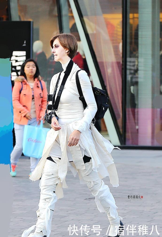 「乍暖还寒」街拍:乍暖还寒,美女爱叠穿