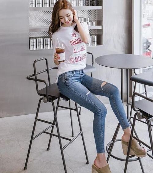 青春气息的牛仔裤美女，秀出完美大长腿，显得很有活力！