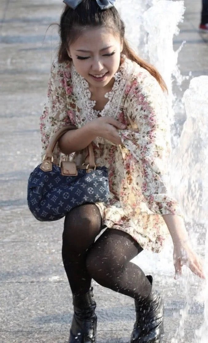 黑丝袜小姐姐街头游玩，各种高难动作，男友有些受不了了