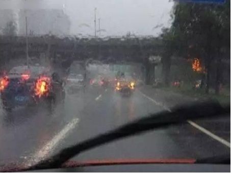 下雨天开雾灯还是双闪?新手司机注意了，别扣分还不知道为什么!