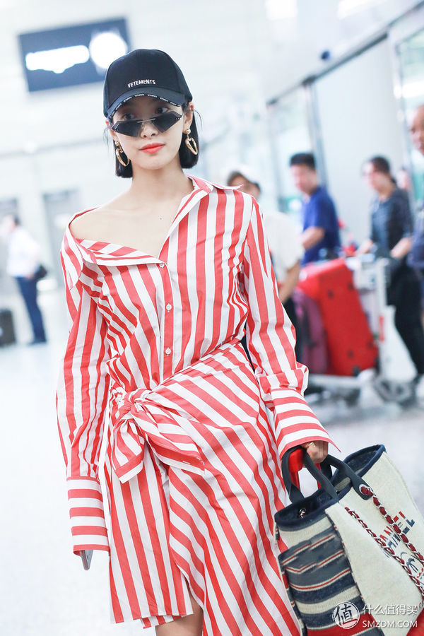 简约优雅的纽扣元素，显瘦复古今夏必备!