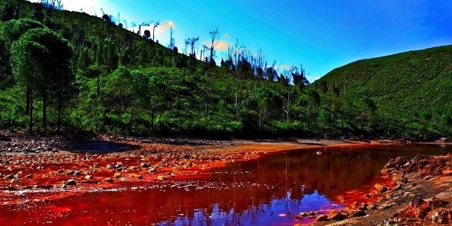 又美又致命的河流，人跳进去连渣都没了，连金属都能腐蚀！