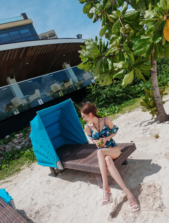 女神孙允珠，枯藤蓝叶梦幻夏威夷绑带泳装