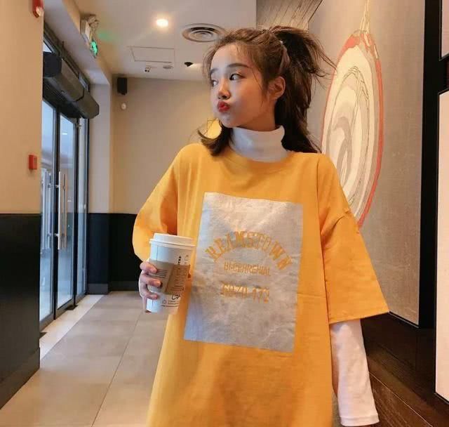  就算：就算是简约朴素的打底衫，学会搭配也能展示出自己的风格