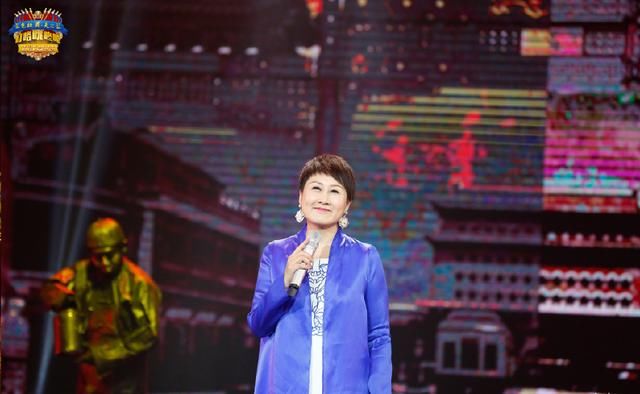 56岁张凯丽厉害了!穿T恤+短裤显小20岁,网友:大妈也可以很时尚