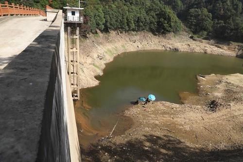  「干涸」直击旱情：降雨偏少 水库干涸