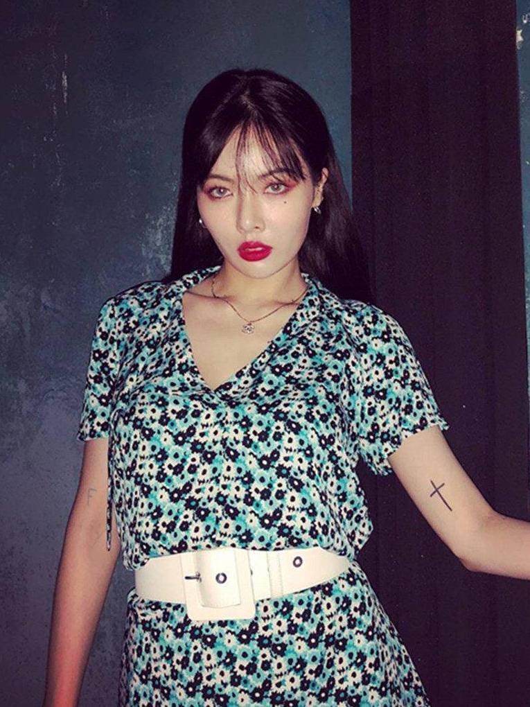 162cm金泫雅与163cm吴映洁, 穿同一条碎花裙, 搭连袜靴更显腿长!