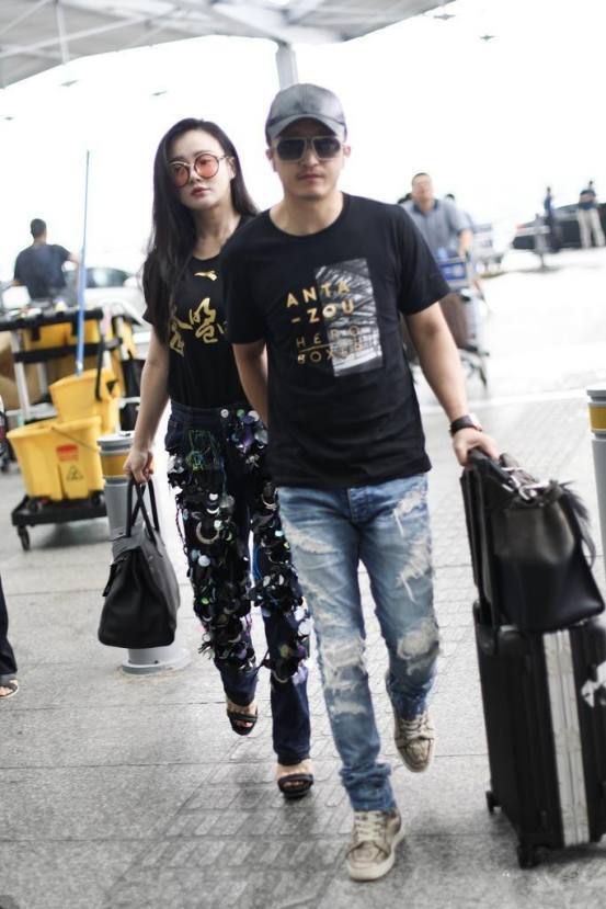 冉莹颖穿鳞片裤与老公现机场，好身材挡不住，网友：邹市明好眼光