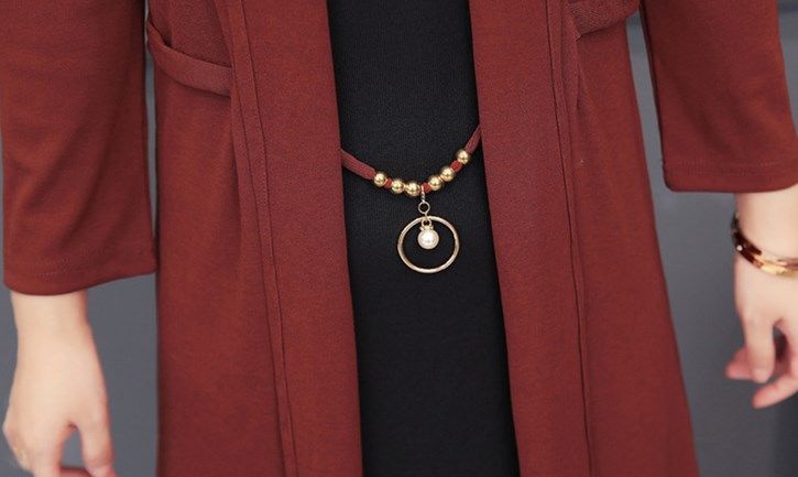 女人上了年纪，也别穿妈妈装!推荐下图8款素雅秋裙，哪像60后