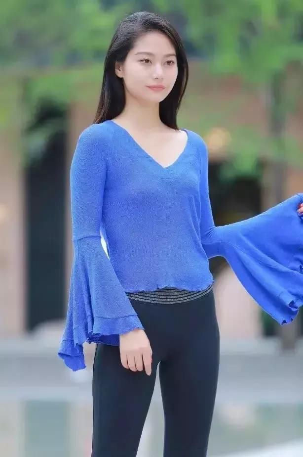 街拍高挑黑色紧身瑜伽裤挺翘浑圆小蛮腰气质甜美女郎