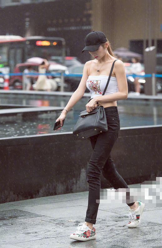 街拍：穿“紧身”长裤的美女们，拥有让人接二连三赞叹的好身材！