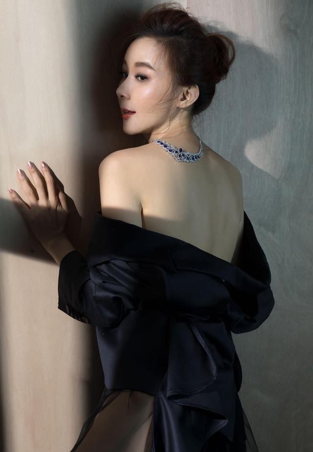 波点纹■52岁依然保持好身材,性感穿搭艳压众人,台湾“第一美女”萧蔷