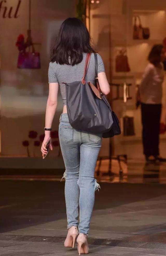 街拍：紧身裤美女，长相可爱却又不失性感