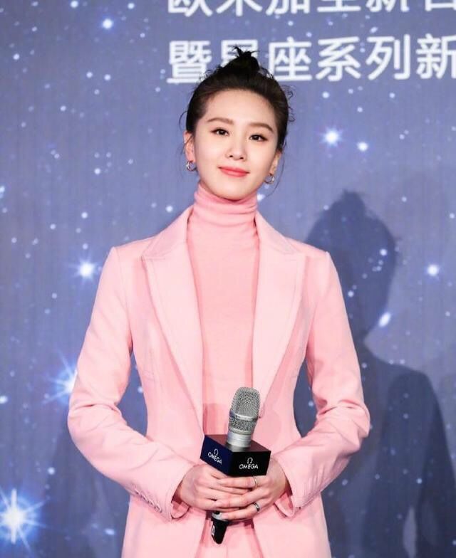 刘诗诗真敢穿!一身从头粉到脚，网友:一般人这么穿肯定丑cry