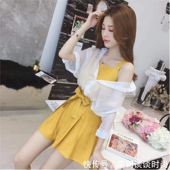 路人街拍,白的色与黄色搭配,看起来非常养眼!