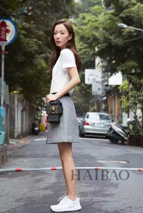 王珞丹太拼了，裙子短到需要助理用手挡着，网友：大开眼界啊！