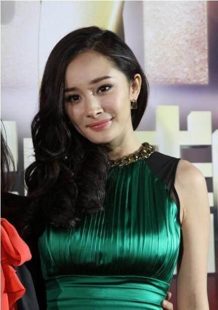 杨幂和高圆圆同穿绿色裙子，一个超美似女神，一个臃肿似大妈！