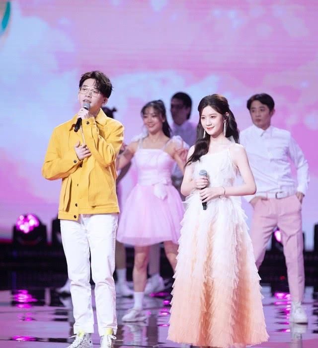 『感十足』她被《创造101》淘汰，今穿拼接皮衣绑双马尾，秒变摩登小萝莉