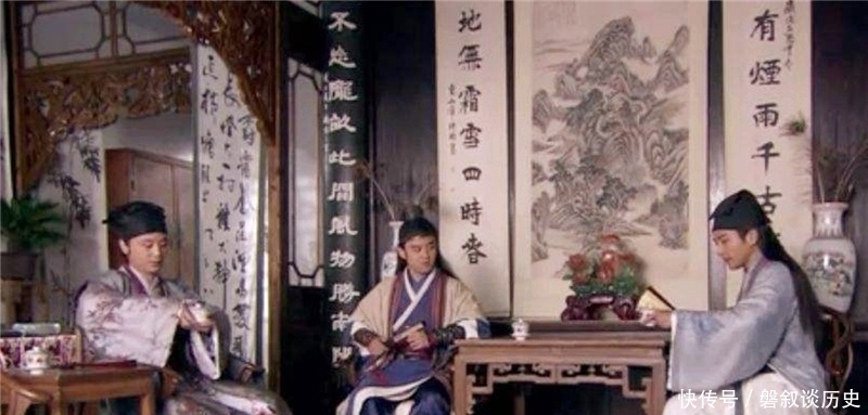 『亲戚』穷书生中举后见亲戚都来巴结,便在大门上贴副对联,读完相当解气