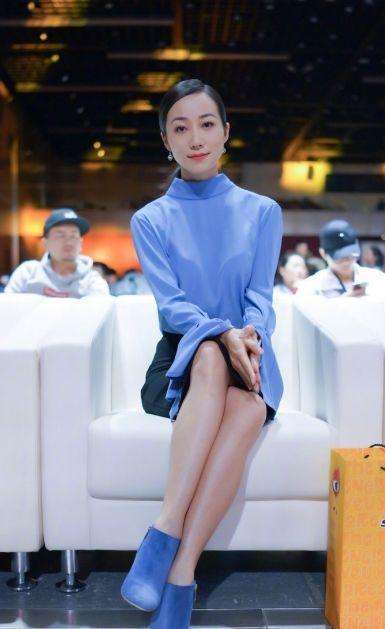 鞠婧祎真厉害! 穿的牛仔短裤好多绳子捆绑 网友: 勒得不疼吗?