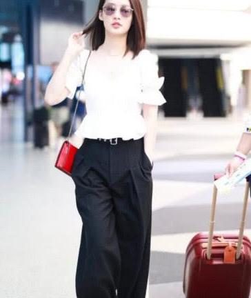 李沁上半身明明穿很美，却偏要搭这条裤子，网友：看起来很瘦腿这