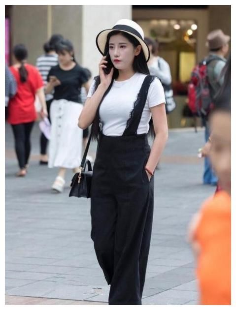 街拍：图三穿连体短裤，“奶白”的美腿，令人“心扉荡漾”！