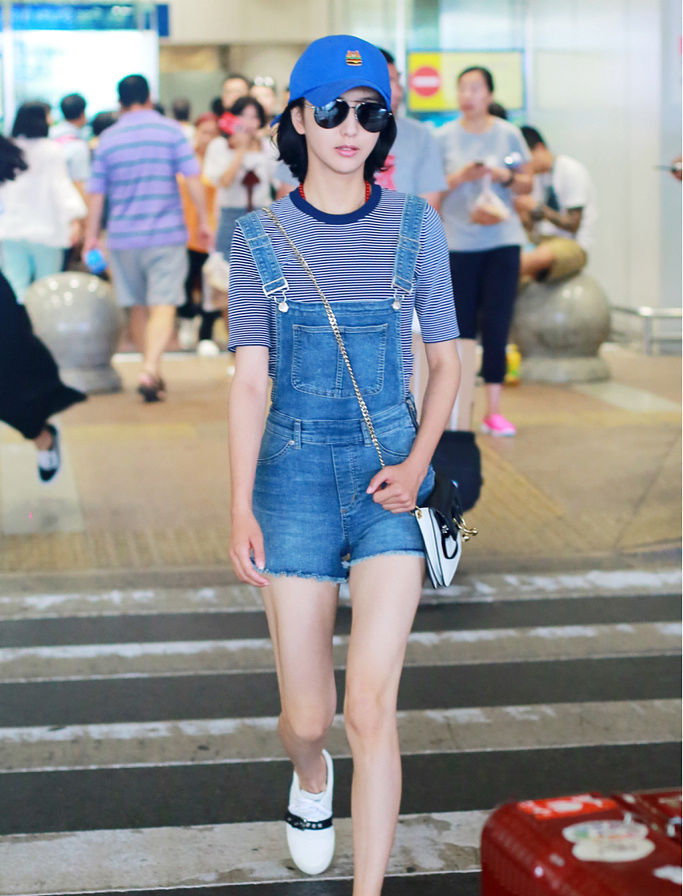 佟丽娅背带裤海魂衫示范活力穿搭 “筷子腿”走路带风嫩出新高度