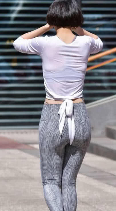 可爱小姐姐紧身运动裤绷出肥硕臀型，Q弹十足