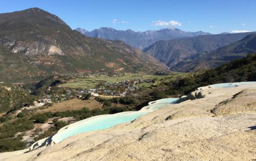 云南一处不为人知的仙人遗田，极其静谧，可与土耳其棉花堡相媲美