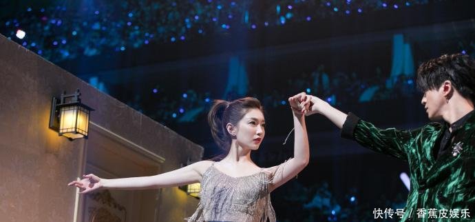 江疏影真猛! 硬生生把露背裙穿成了“肚兜”网友: 我可不敢这样穿