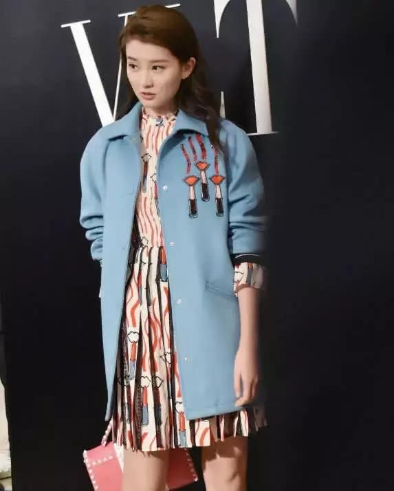 见过明星撞衫没见过“撞脚”，看到乔欣和李沁这打扮，我沉默了！