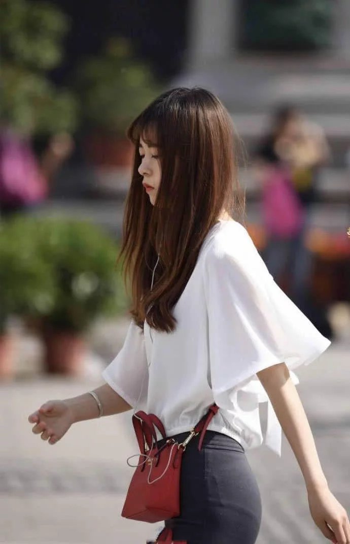 身材娇小的小女人,紧身裤勾勒完美小身材,小鸟依人的女孩子最有