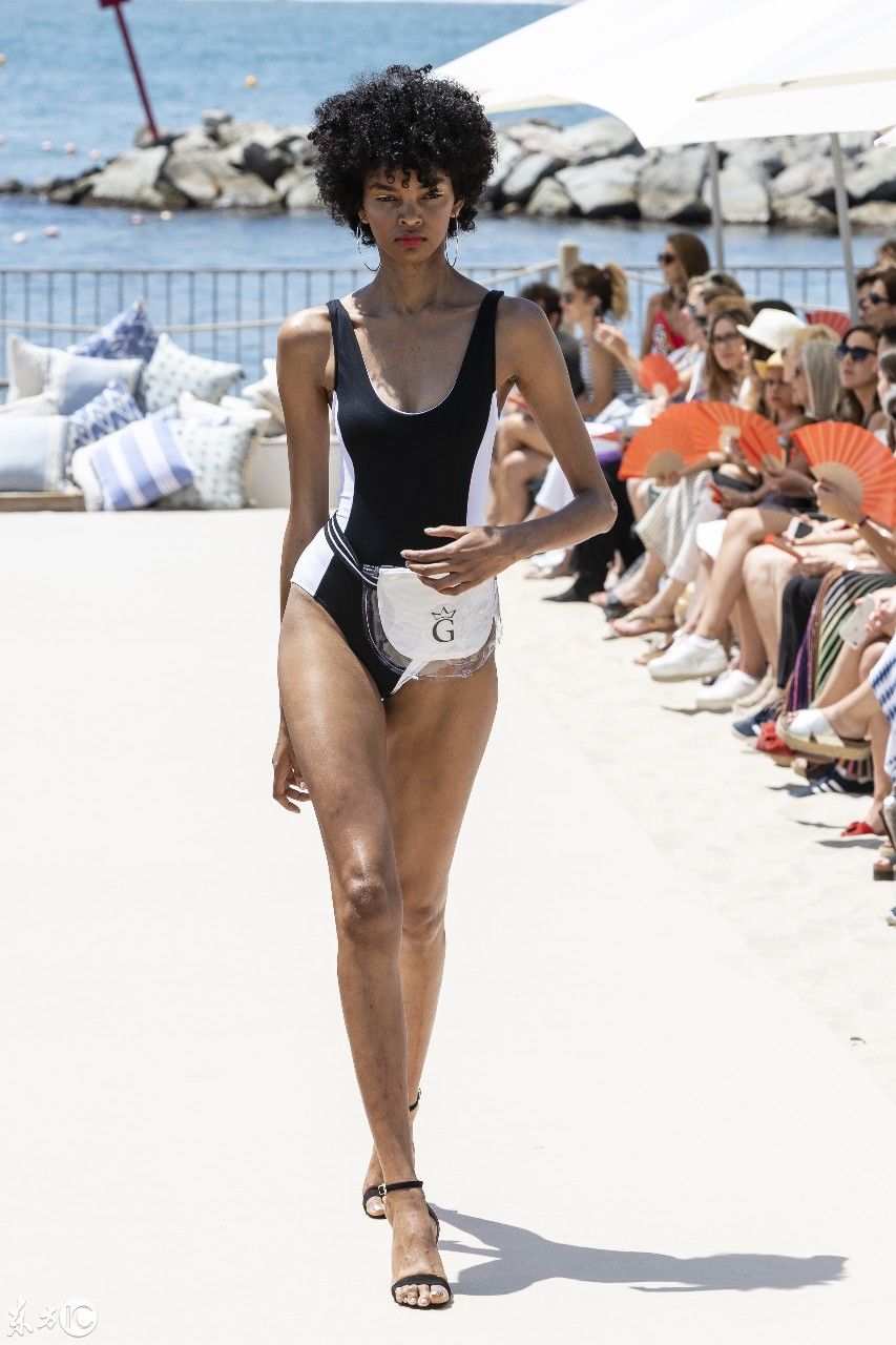 2018年6月西班牙巴塞罗那泳装秀，为建设河道的时装秀，清凉俊秀