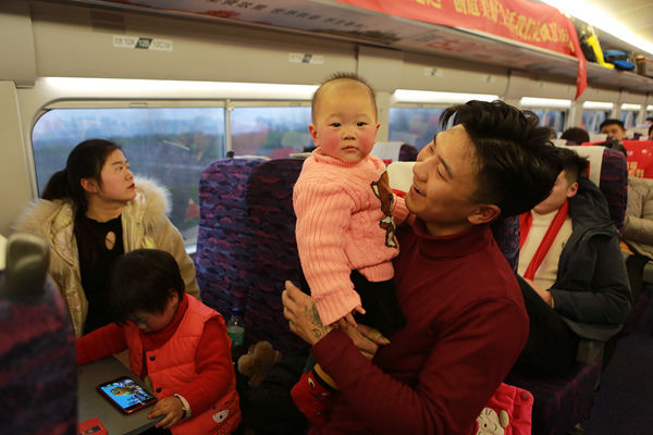  「专列」春运高铁专列送快递小哥回家