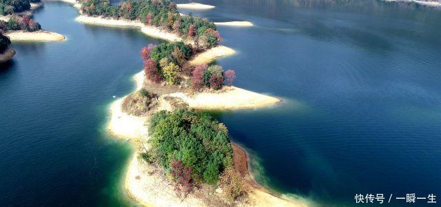 安徽黄山:太平湖秋日色彩斑斓,蓝天下小岛形似鹿角美景如画