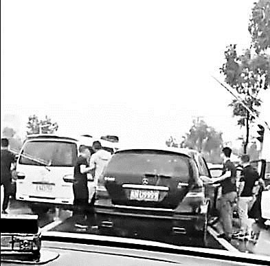 抓老赖 执行法官开车追了2公里