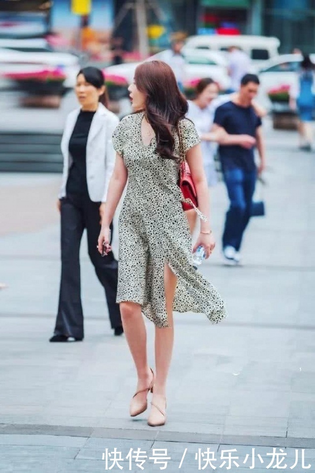 美女|路人街拍,美女留着一头大波浪的发型,看上去十分的有韵味