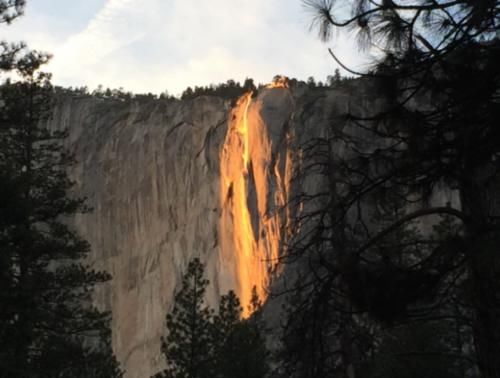 世界上最“罕见”的瀑布，犹如火山爆发岩浆飞溅，一年只出现10天