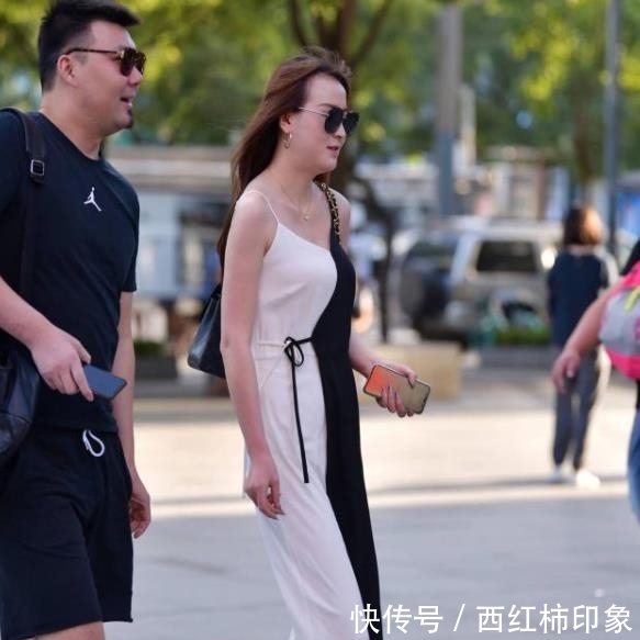  [天蓝色]楚楚动人的小姐姐，一条天蓝色的连衣裙，时尚女神风采迷人