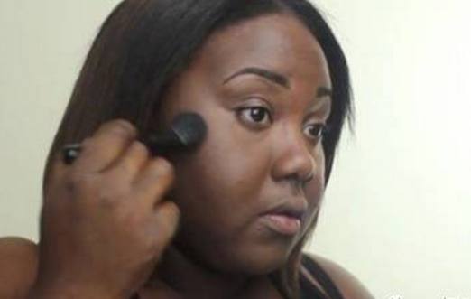 黑人妹子要去相亲，化妆竟然用半斤粉底，不料遭到对方一见钟情！