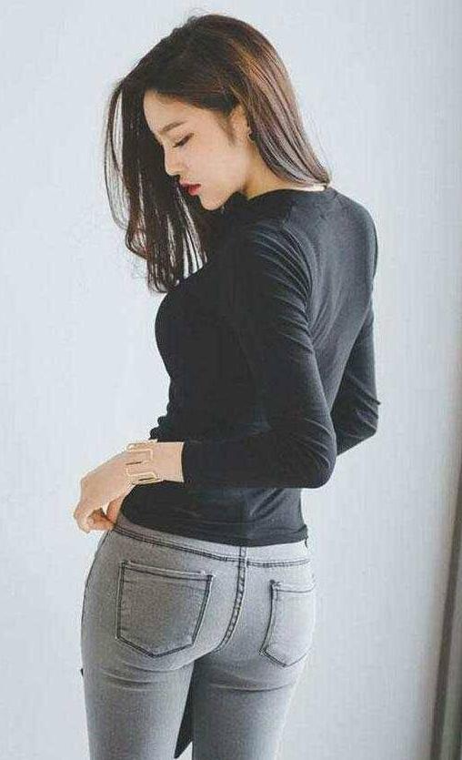 清晰明朗的紧身裤将腿部穿得很纤细，显出女人精致的一面