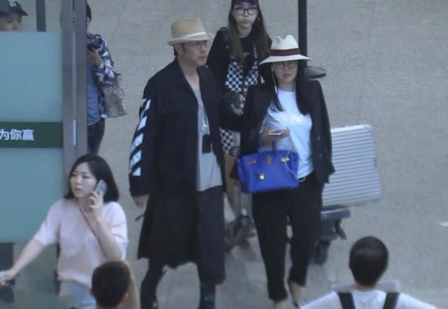 李湘又出来炫富，大夏天穿成这样，网友：富得流油啊！