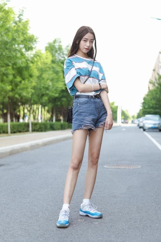街拍：婀娜多姿的小姐姐，穿着时尚玲珑有致！