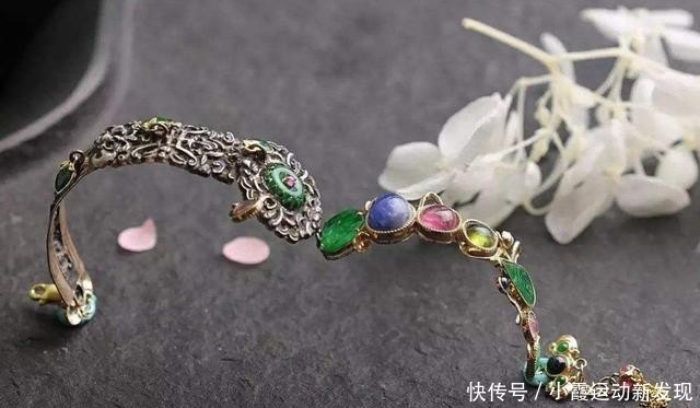 饰品■「3.8节」女人为什么对翡翠饰品情有独钟?