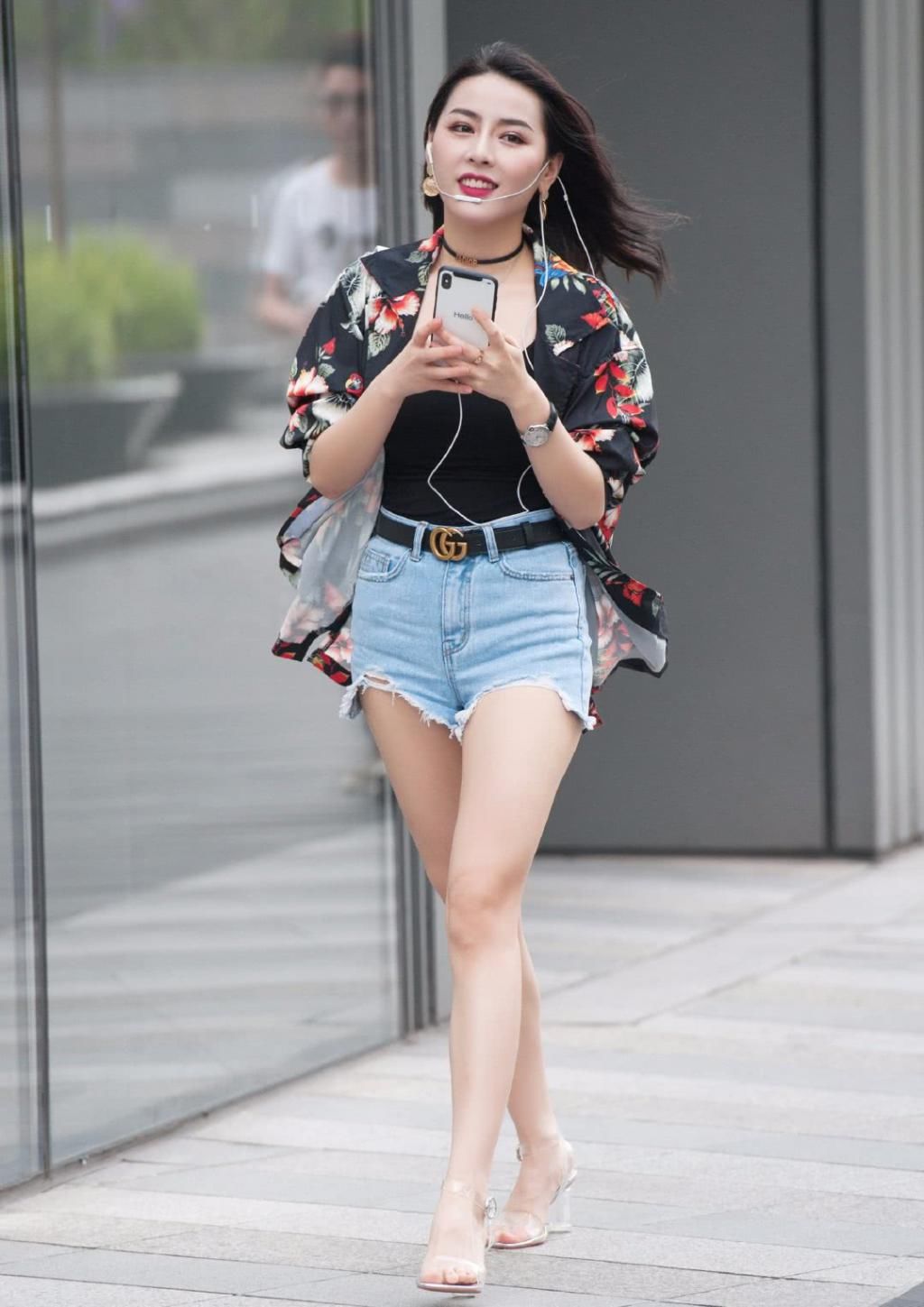  气质|时尚性感的牛仔热裤，搭配印花披风秒变气质女神