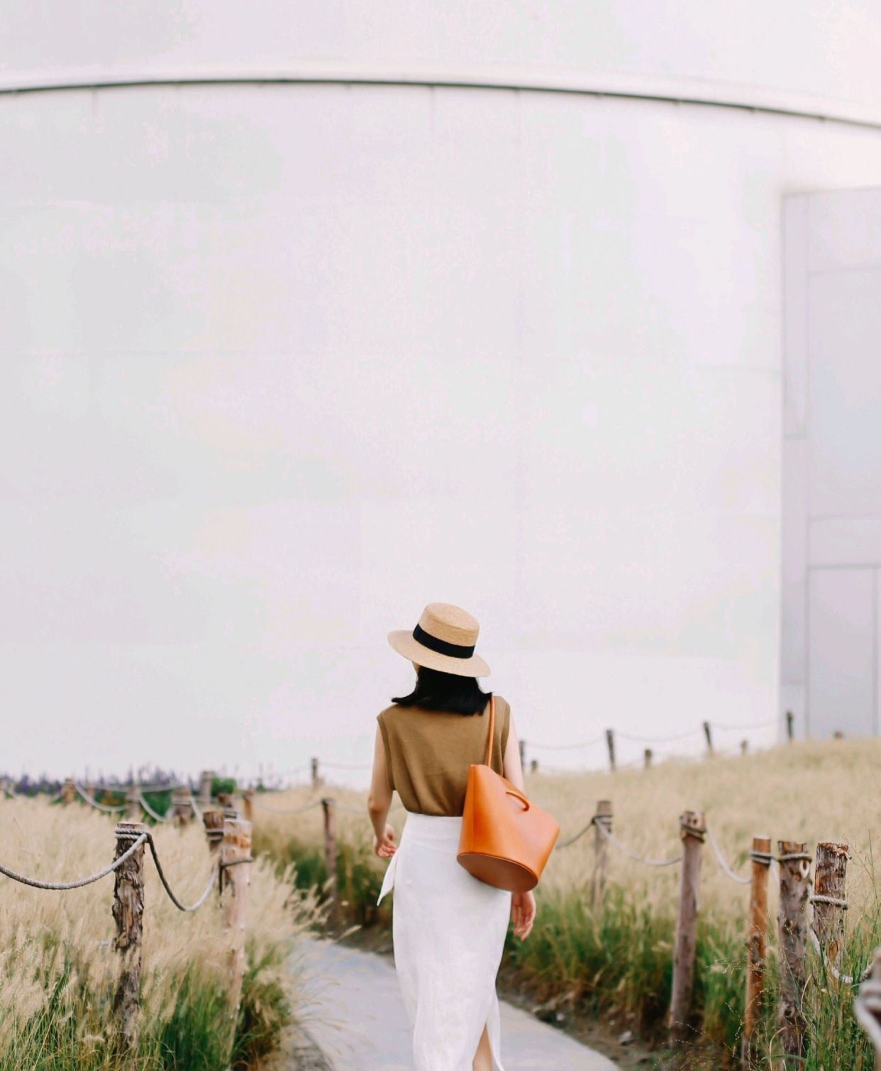  腿部线条：三木告诉你怎么穿出高级感,驼色针织衫配卡其色高腰裤,清新复古