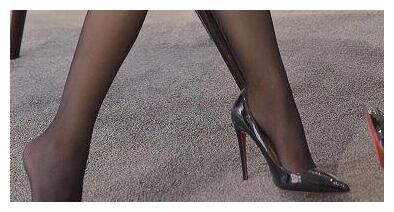 俏丽的尖头高跟鞋,显现出秀美的美腿,尽显小女人魅力!