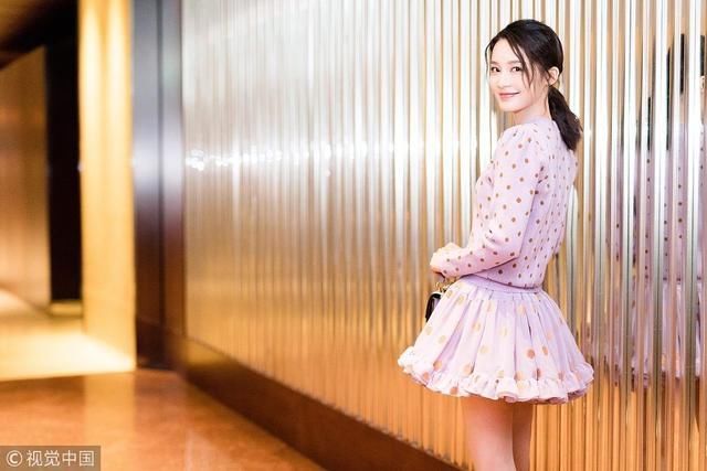 糖果美少女!李沁韩国出席活动波点短裙秀美腿